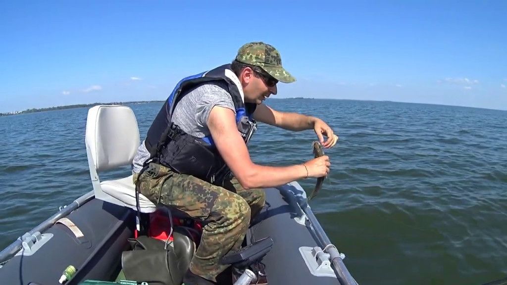 Комфортная рыбалка в лодке с установленным креслом